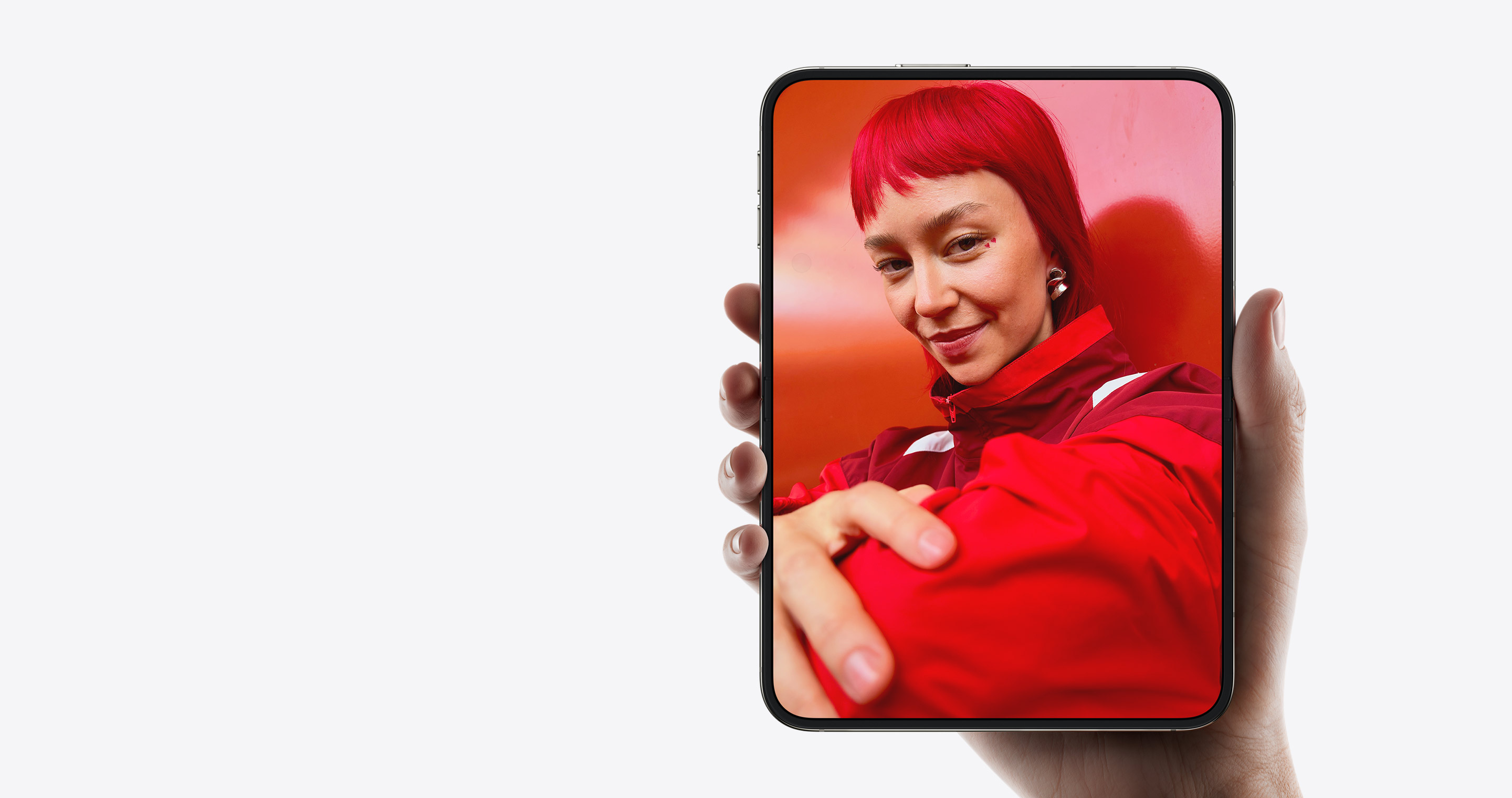 iPhone Duo 디스플레이를 손에 들고 사용하는 모습
